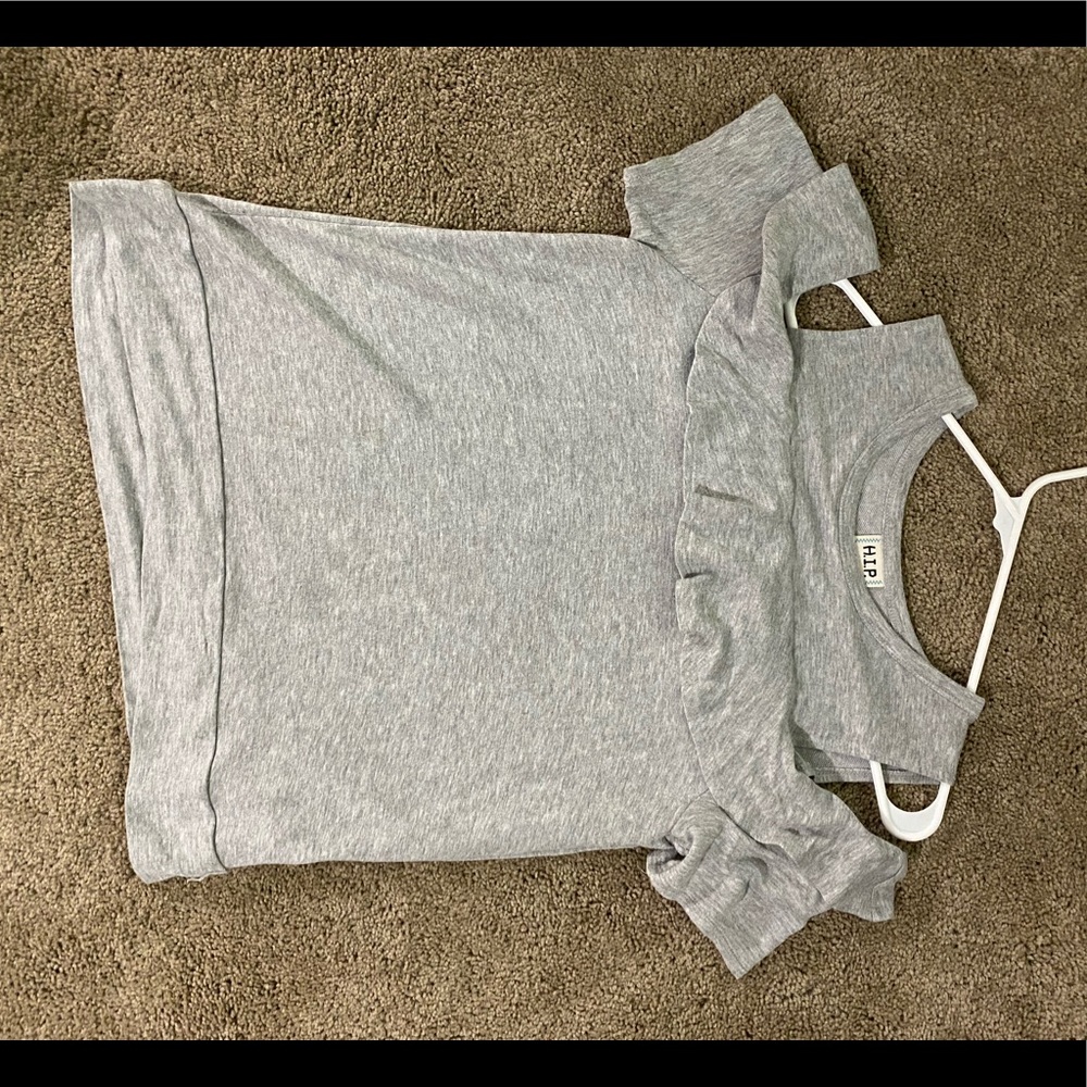 Gray tank top t-shirt